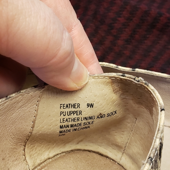 ■■SOLD■■STEVE MADDEN FEATHER SNAKESKIN FLATS - Picture 5 of 9